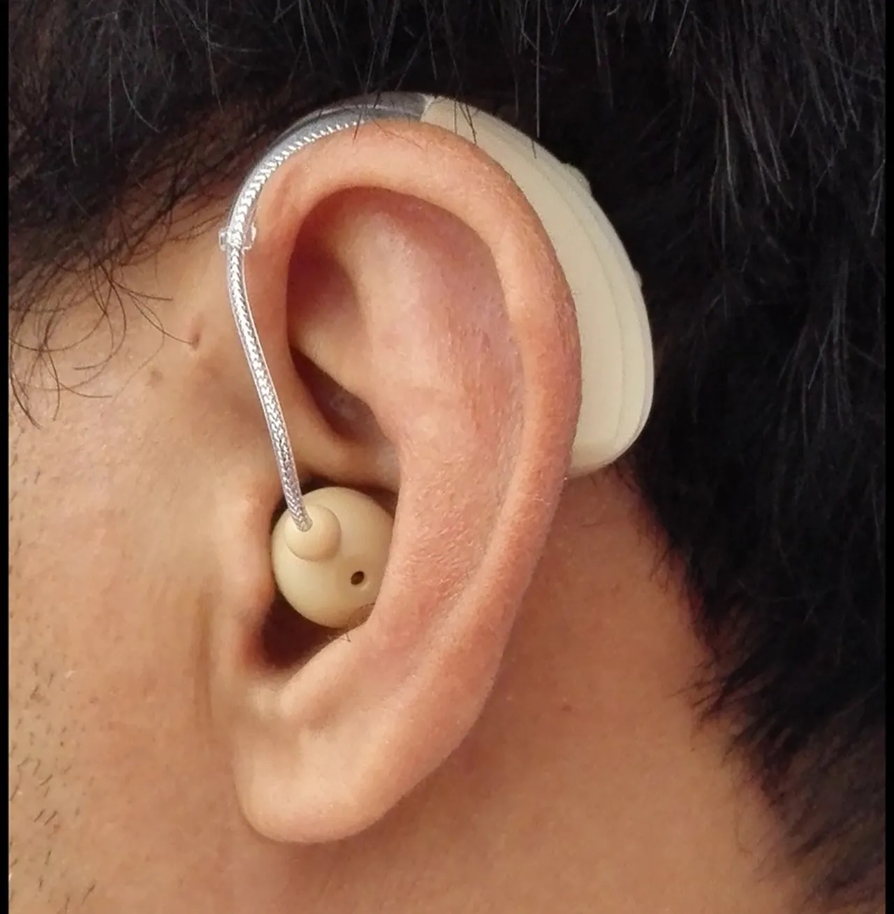 耳背式助听器的麦克风位置表示什么？